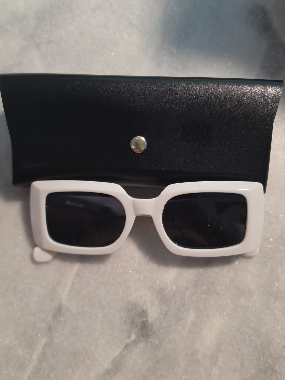 SHEIN White Rectangular Sunglasses with Black Lenses